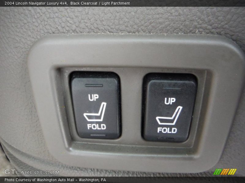 Black Clearcoat / Light Parchment 2004 Lincoln Navigator Luxury 4x4