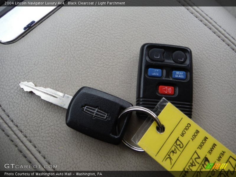 Black Clearcoat / Light Parchment 2004 Lincoln Navigator Luxury 4x4