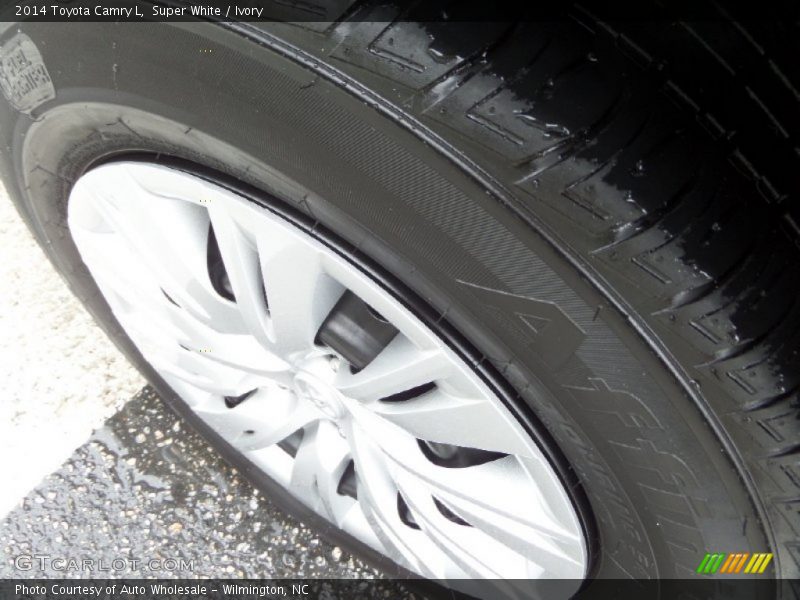 Super White / Ivory 2014 Toyota Camry L