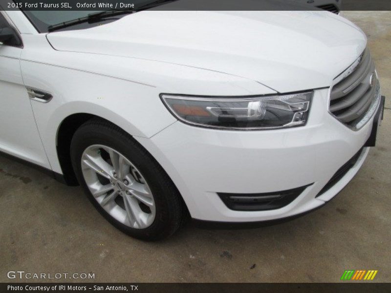 Oxford White / Dune 2015 Ford Taurus SEL