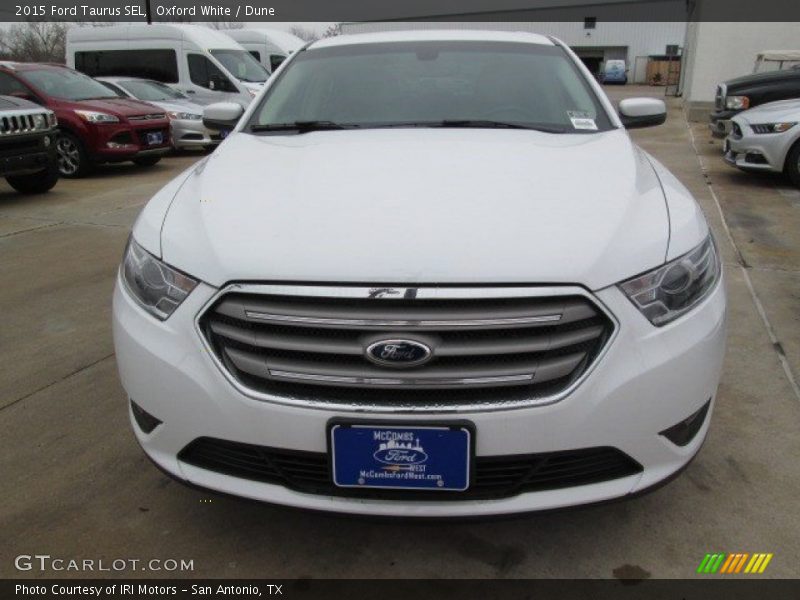Oxford White / Dune 2015 Ford Taurus SEL
