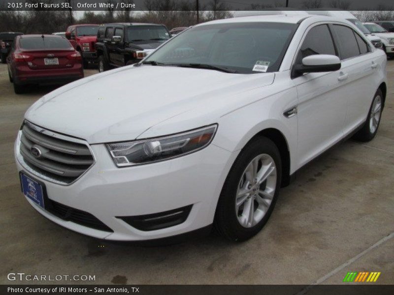 Oxford White / Dune 2015 Ford Taurus SEL