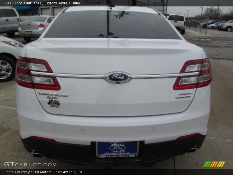 Oxford White / Dune 2015 Ford Taurus SEL