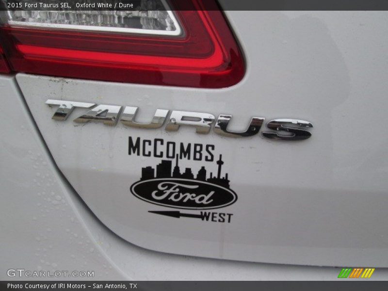 Oxford White / Dune 2015 Ford Taurus SEL