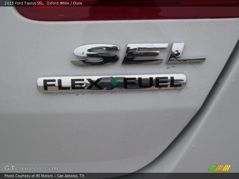 Oxford White / Dune 2015 Ford Taurus SEL
