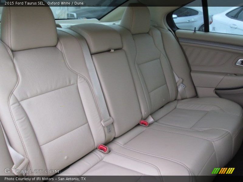 Oxford White / Dune 2015 Ford Taurus SEL