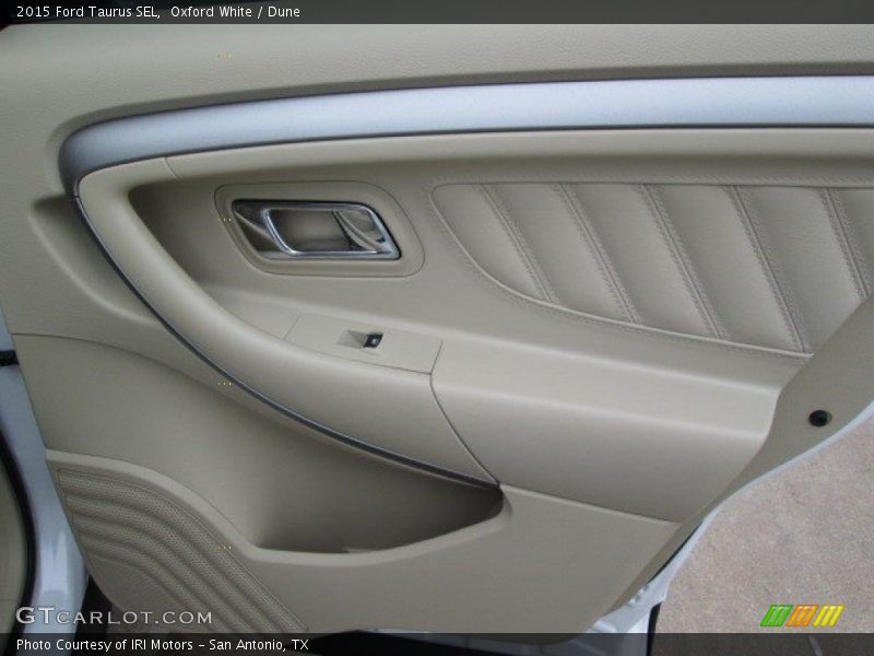 Oxford White / Dune 2015 Ford Taurus SEL