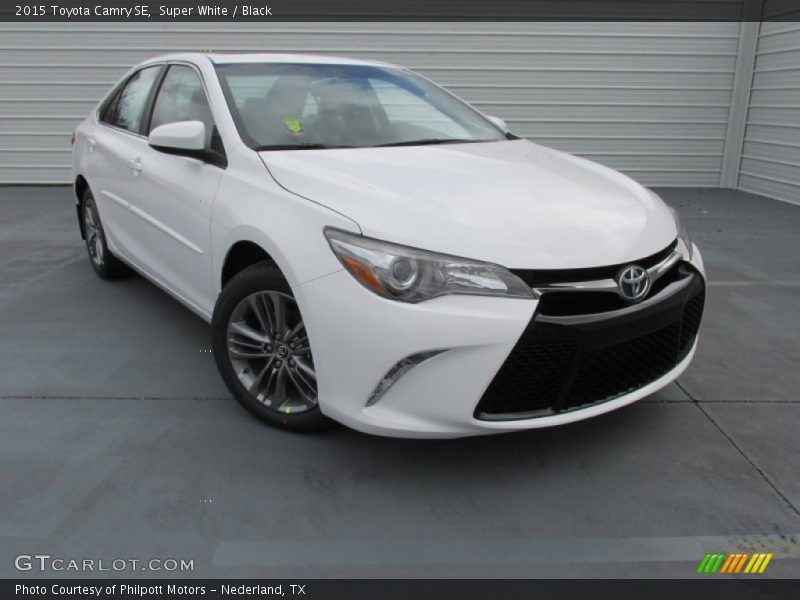 Super White / Black 2015 Toyota Camry SE