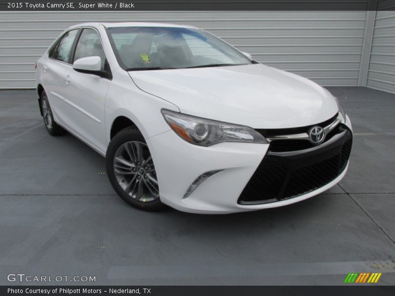 Front 3/4 View of 2015 Camry SE