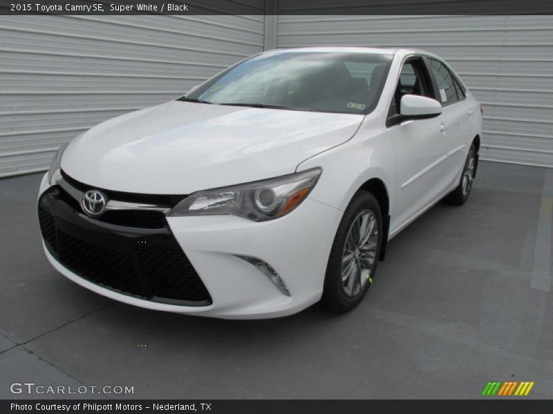 Super White / Black 2015 Toyota Camry SE