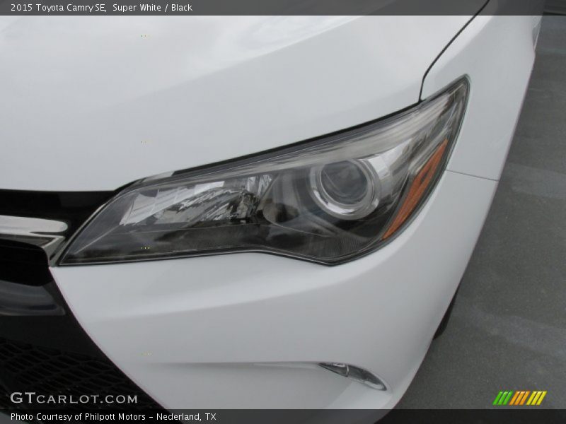 Super White / Black 2015 Toyota Camry SE