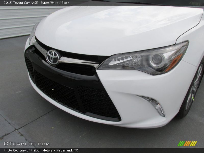 Super White / Black 2015 Toyota Camry SE