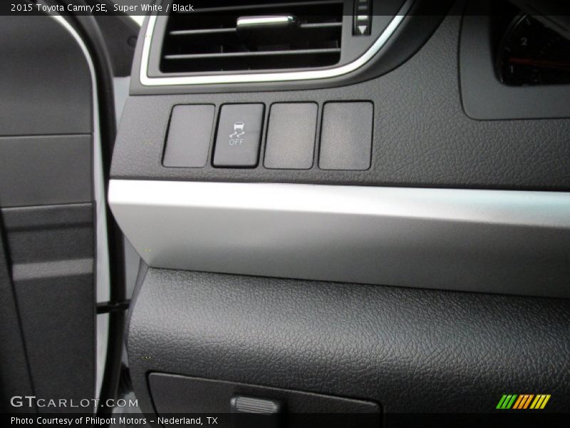 Super White / Black 2015 Toyota Camry SE