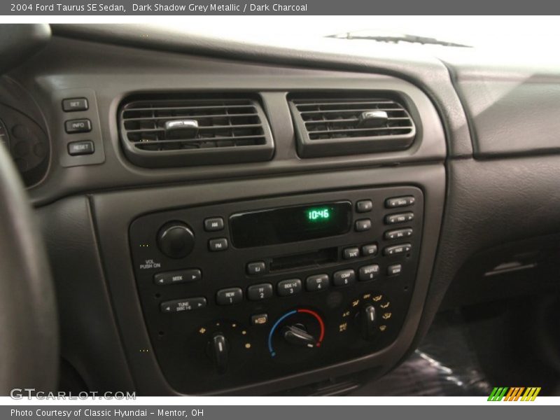 Controls of 2004 Taurus SE Sedan