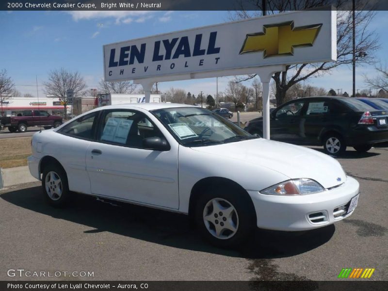 Bright White / Neutral 2000 Chevrolet Cavalier Coupe