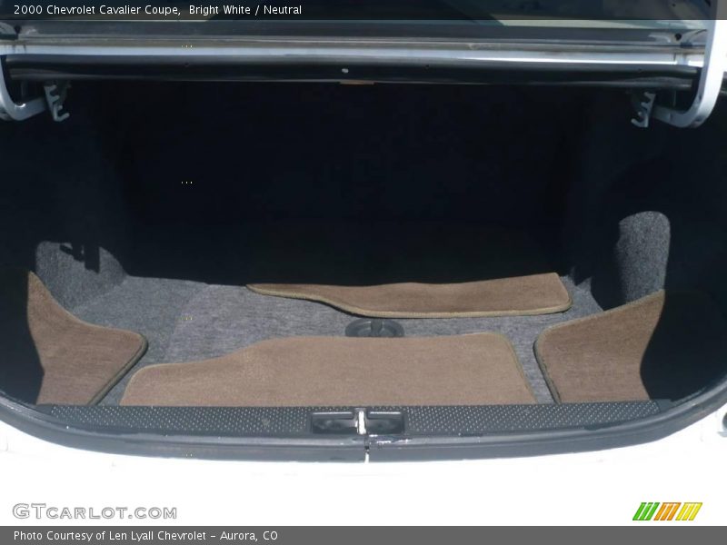 Bright White / Neutral 2000 Chevrolet Cavalier Coupe