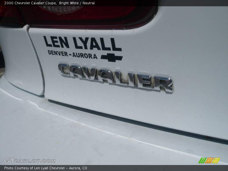 Bright White / Neutral 2000 Chevrolet Cavalier Coupe