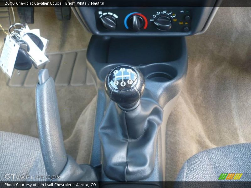 Bright White / Neutral 2000 Chevrolet Cavalier Coupe