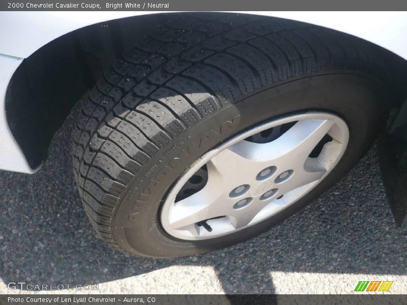 Bright White / Neutral 2000 Chevrolet Cavalier Coupe