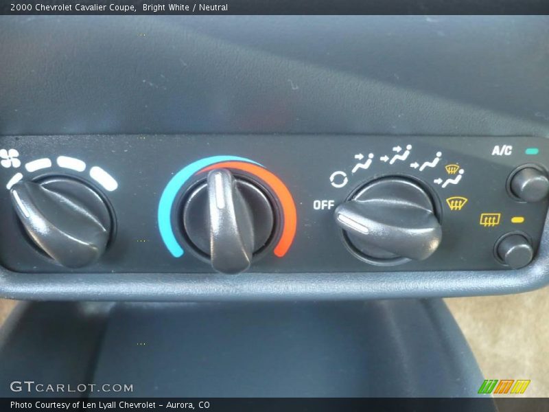 Bright White / Neutral 2000 Chevrolet Cavalier Coupe