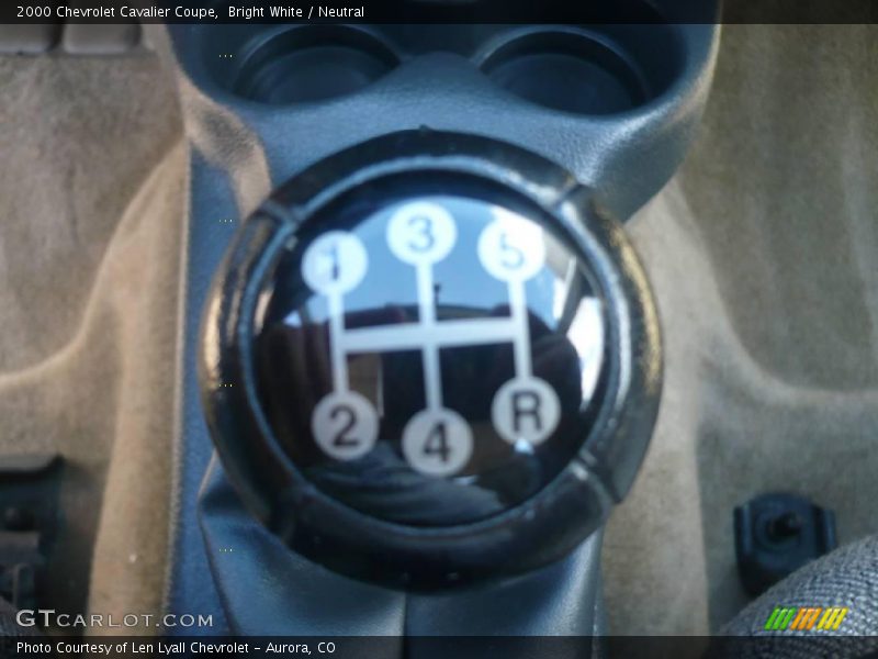 Bright White / Neutral 2000 Chevrolet Cavalier Coupe