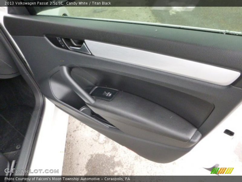Candy White / Titan Black 2013 Volkswagen Passat 2.5L SE