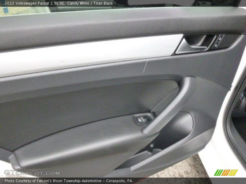 Candy White / Titan Black 2013 Volkswagen Passat 2.5L SE