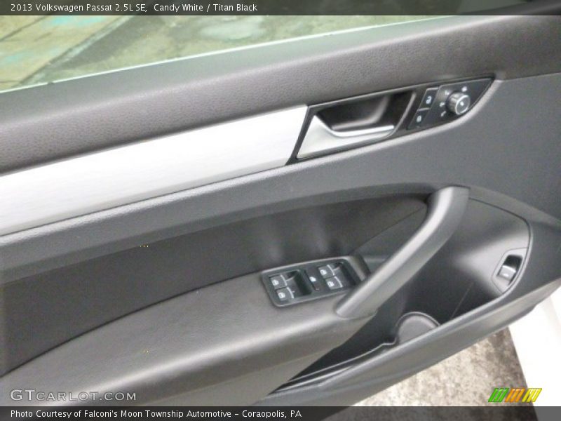 Candy White / Titan Black 2013 Volkswagen Passat 2.5L SE