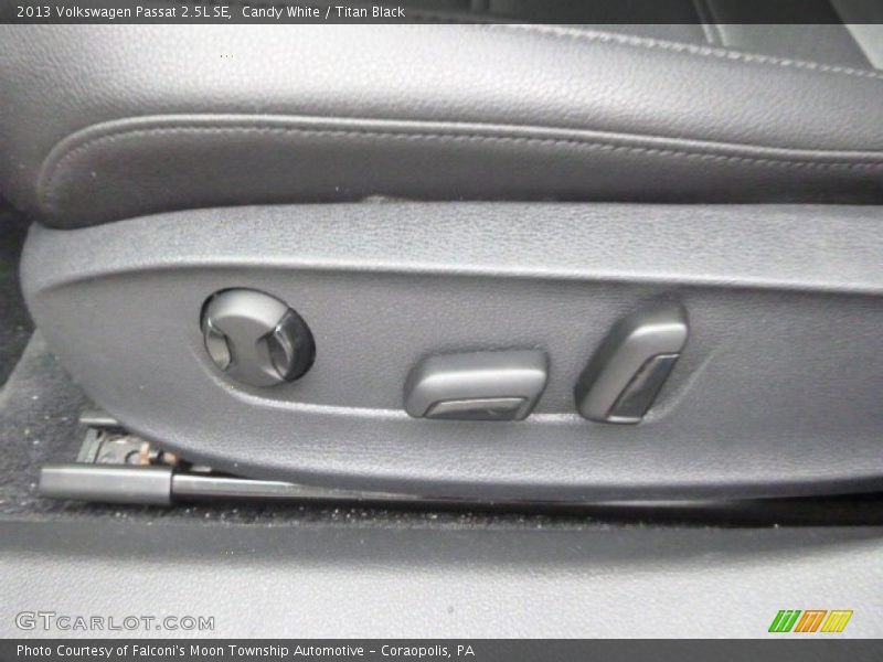 Candy White / Titan Black 2013 Volkswagen Passat 2.5L SE