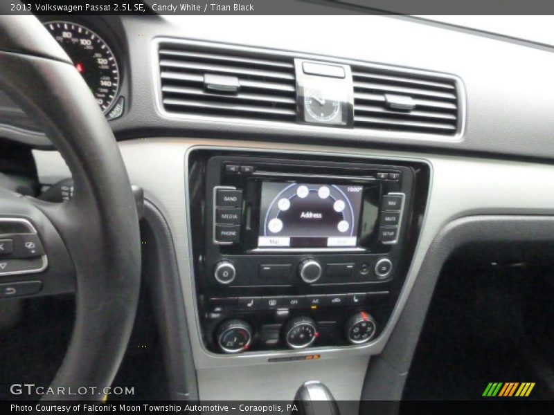 Candy White / Titan Black 2013 Volkswagen Passat 2.5L SE