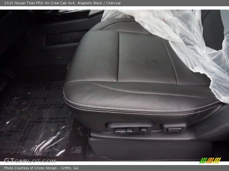 Magnetic Black / Charcoal 2015 Nissan Titan PRO-4X Crew Cab 4x4