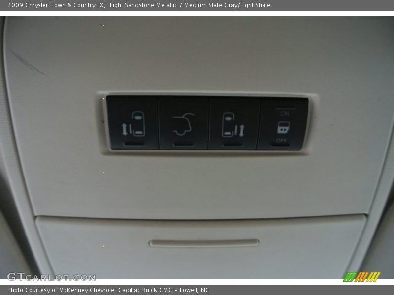 Light Sandstone Metallic / Medium Slate Gray/Light Shale 2009 Chrysler Town & Country LX