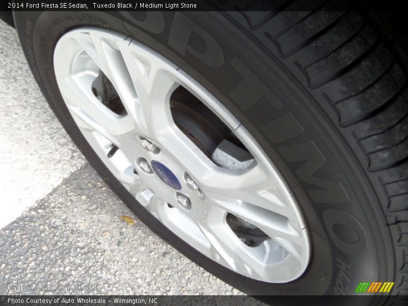 Tuxedo Black / Medium Light Stone 2014 Ford Fiesta SE Sedan