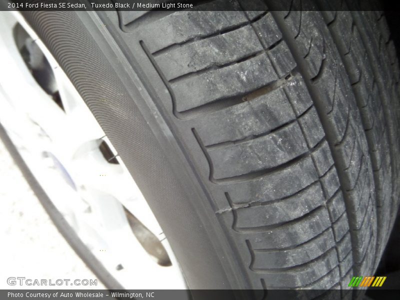 Tuxedo Black / Medium Light Stone 2014 Ford Fiesta SE Sedan