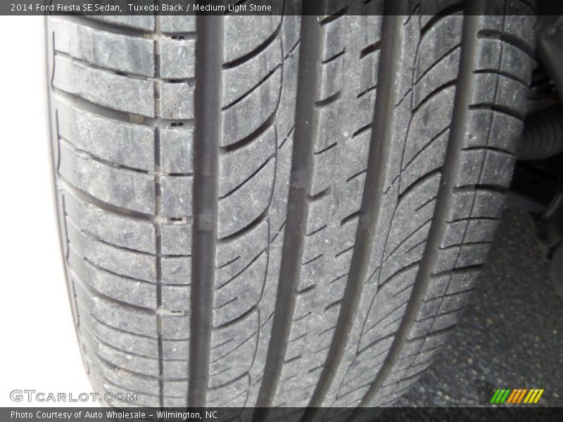 Tuxedo Black / Medium Light Stone 2014 Ford Fiesta SE Sedan
