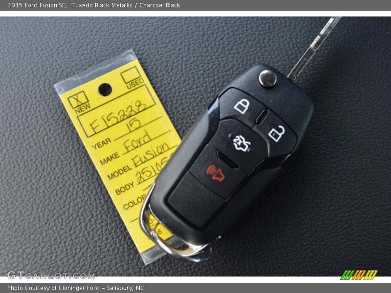 Tuxedo Black Metallic / Charcoal Black 2015 Ford Fusion SE