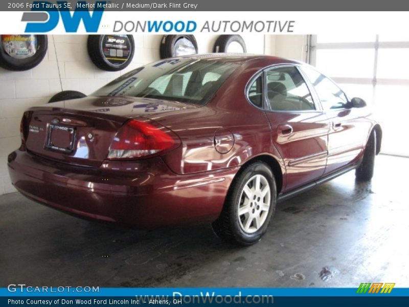 Merlot Metallic / Medium/Dark Flint Grey 2006 Ford Taurus SE