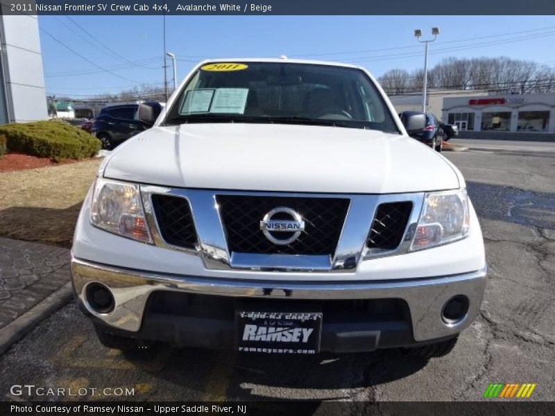 Avalanche White / Beige 2011 Nissan Frontier SV Crew Cab 4x4