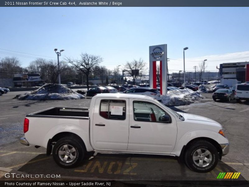 Avalanche White / Beige 2011 Nissan Frontier SV Crew Cab 4x4