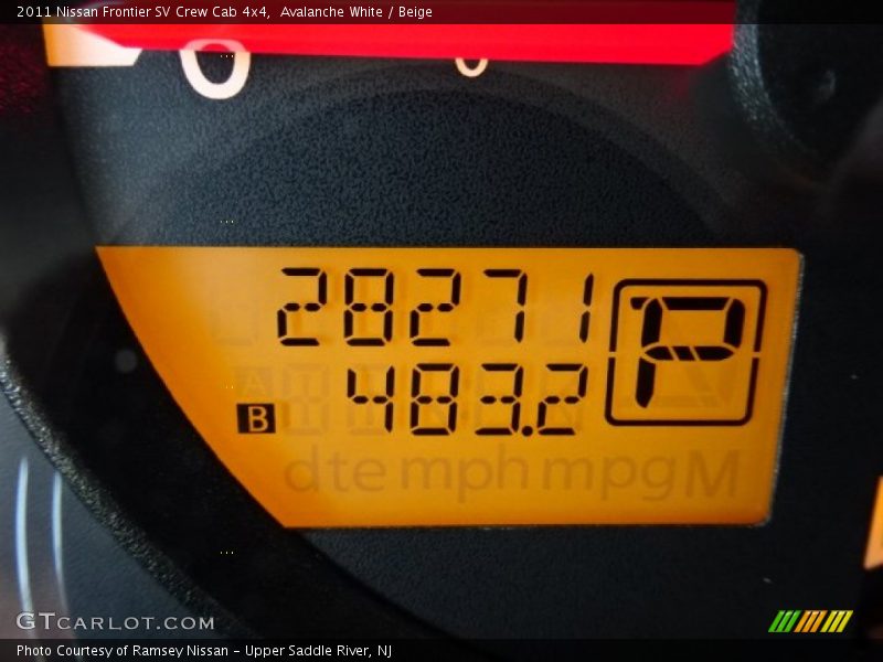 Avalanche White / Beige 2011 Nissan Frontier SV Crew Cab 4x4