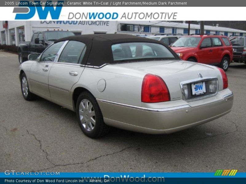 Ceramic White Tri-Coat / Light Parchment/Medium Dark Parchment 2005 Lincoln Town Car Signature
