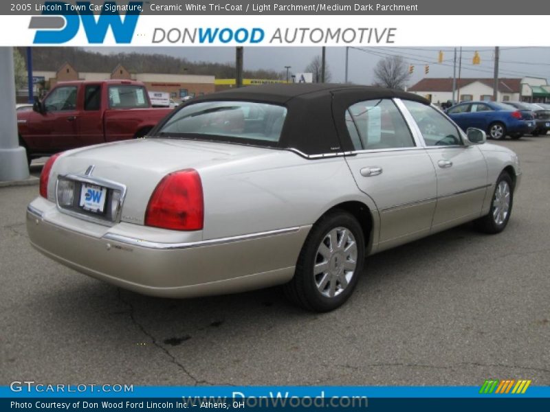 Ceramic White Tri-Coat / Light Parchment/Medium Dark Parchment 2005 Lincoln Town Car Signature