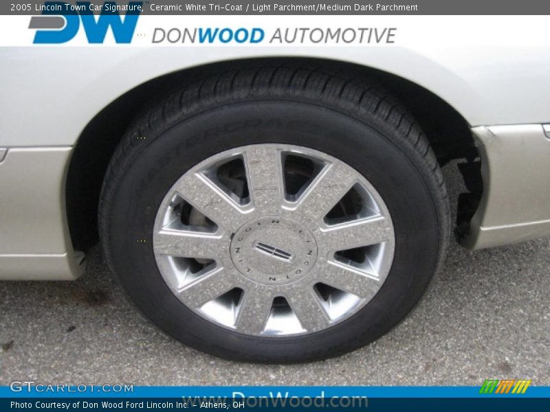 Ceramic White Tri-Coat / Light Parchment/Medium Dark Parchment 2005 Lincoln Town Car Signature