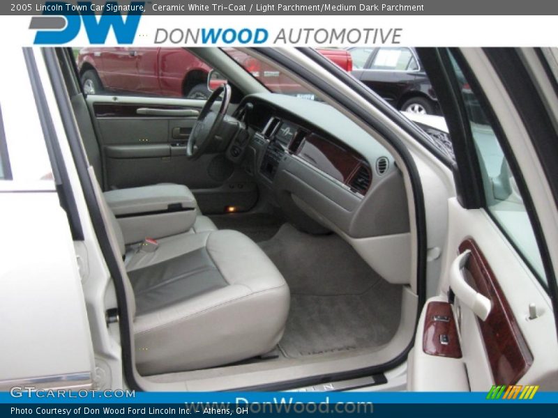 Ceramic White Tri-Coat / Light Parchment/Medium Dark Parchment 2005 Lincoln Town Car Signature