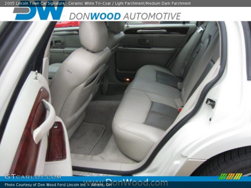 Ceramic White Tri-Coat / Light Parchment/Medium Dark Parchment 2005 Lincoln Town Car Signature