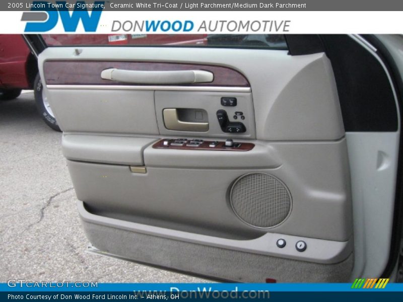 Ceramic White Tri-Coat / Light Parchment/Medium Dark Parchment 2005 Lincoln Town Car Signature