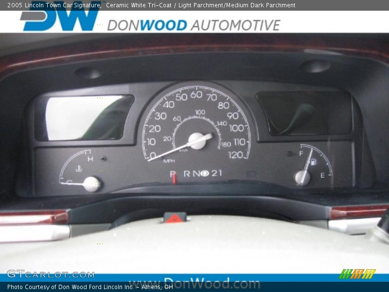 Ceramic White Tri-Coat / Light Parchment/Medium Dark Parchment 2005 Lincoln Town Car Signature