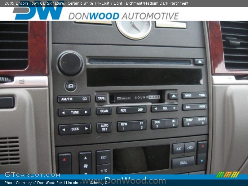 Ceramic White Tri-Coat / Light Parchment/Medium Dark Parchment 2005 Lincoln Town Car Signature
