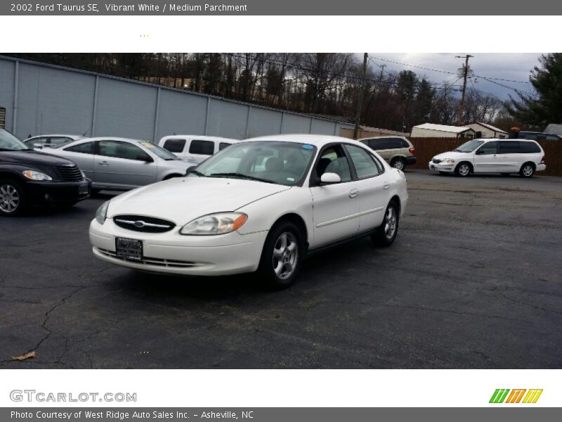 Vibrant White / Medium Parchment 2002 Ford Taurus SE