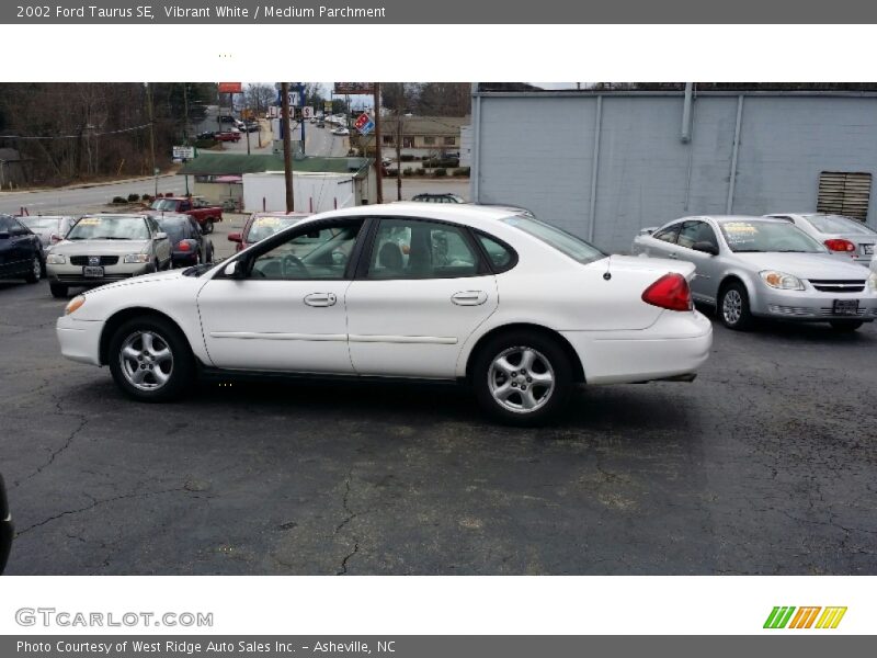 Vibrant White / Medium Parchment 2002 Ford Taurus SE